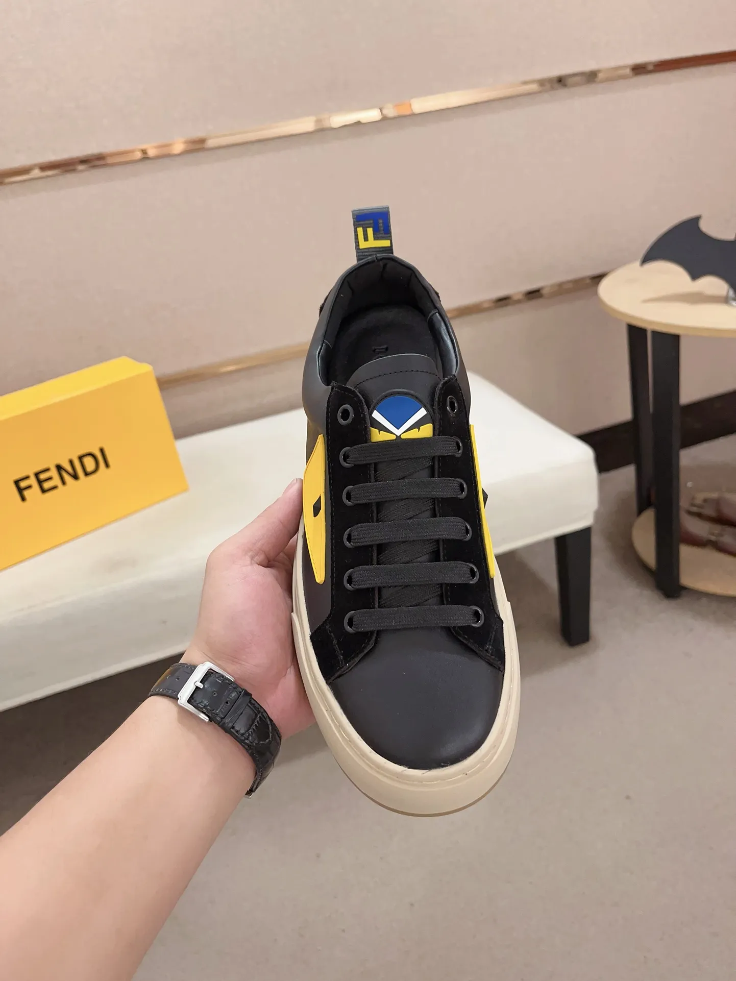 Men's shoes💰: 400💰[Fendi] Fendi's latest casual shoes for men! Available at counters simultaneously! A one-to-one replica of the original. All imported official website one-to-one cowhide fabric. The interior is made of top-grade sheepskin, and the original factory-supplied rubber outsole is used. Leading new fashion concepts. Matching code: 38-44. (can be customized for 45 non-refundable)